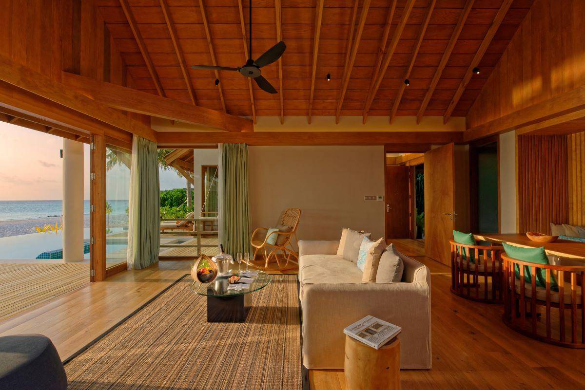 Emerald Faarufushi Resort & Spa, Malediven, Presidential Beach Villa, Wohnzimmer mit Ausgang zur Terrasse
