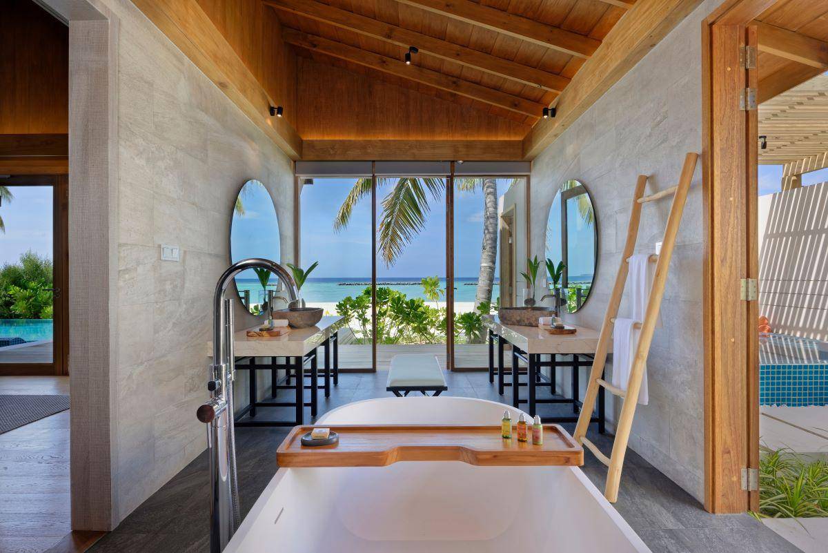 Emerald Faarufushi Resort & Spa, Malediven, Presidential Beach Villa, Badezimmer mit freistehender Badewanne