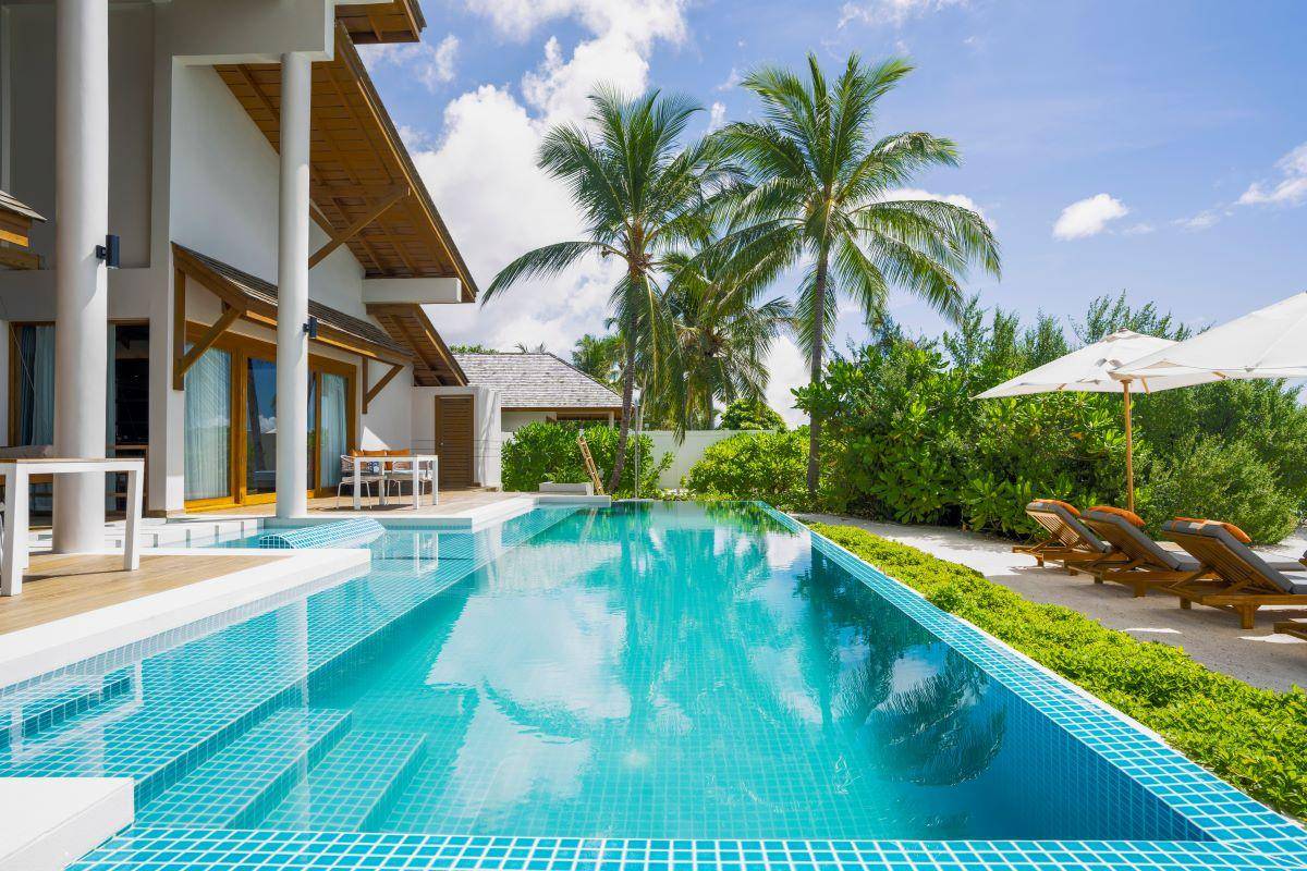 Emerald Faarufushi Resort & Spa, Malediven, Presidential Beach Villa, Pool und Palmen