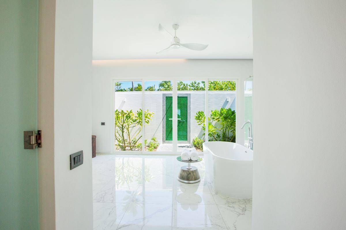 Emerald Maldives Resort & Spa, Malediven, Beach Villa with Pool, Badezimmer mit freistehender Badewanne