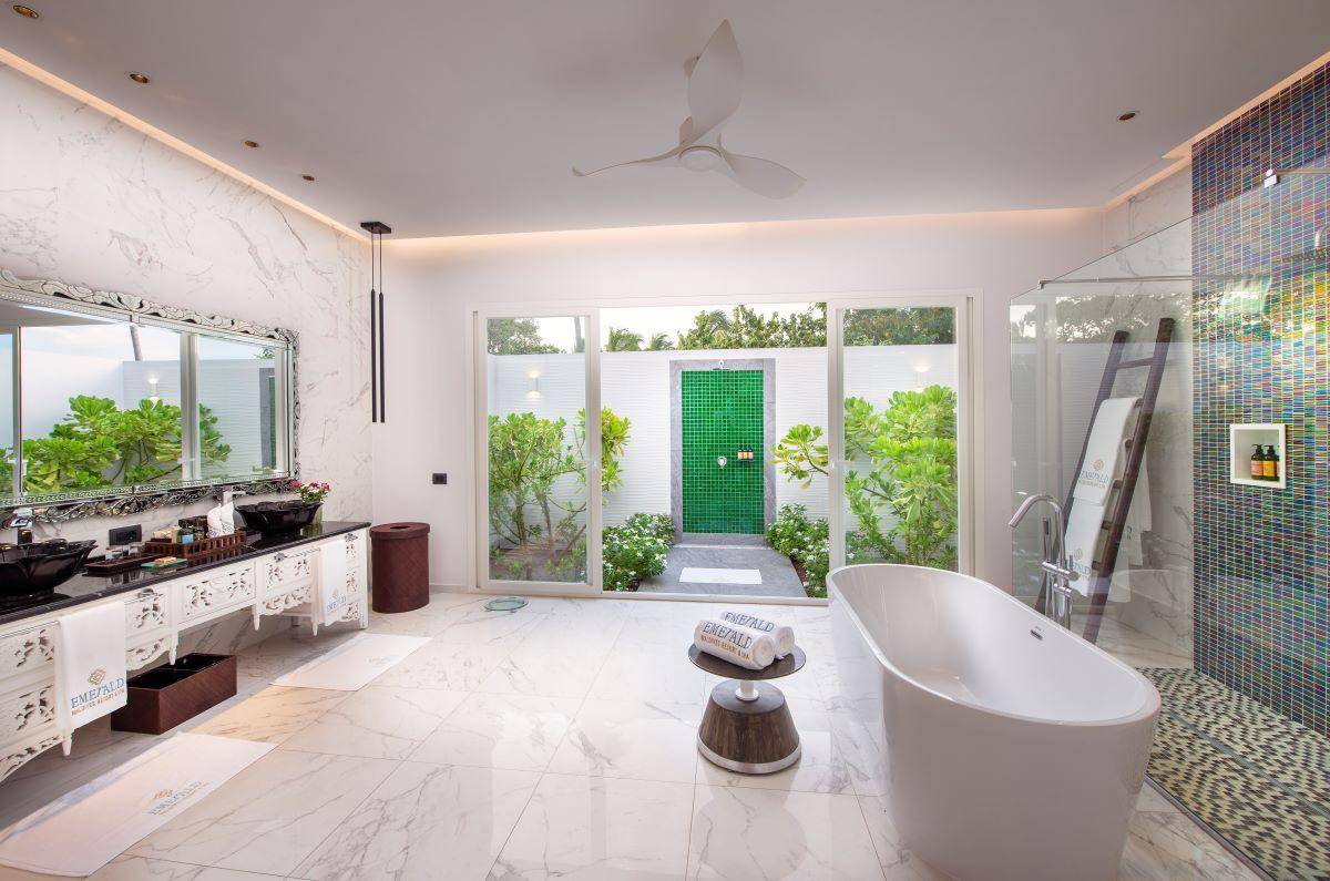 Emerald Maldives Resort & Spa, Malediven, Beach Villa with Pool, halboffenes Badezimmer mit Garten