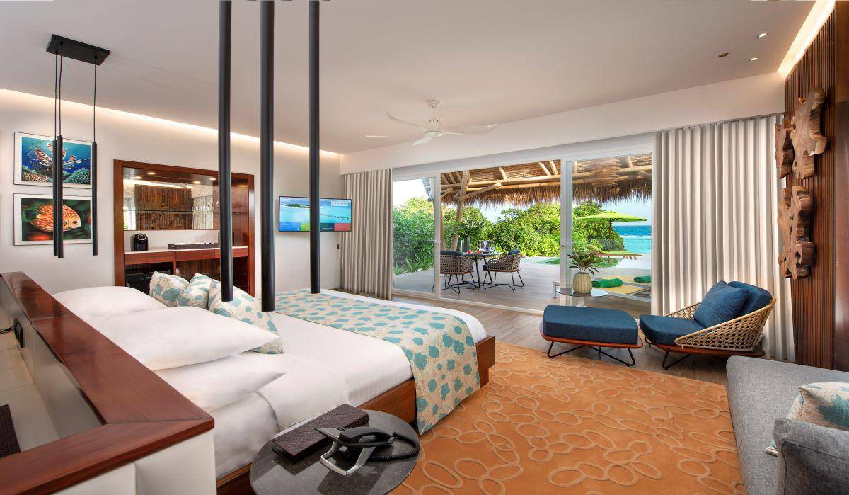 Emerald Maldives Resort & Spa, Malediven, Beach Villa with Pool, Schlafzimmer mit Ausgang zur Terrasse
