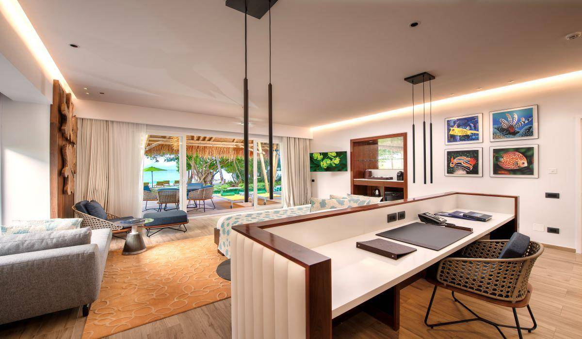 Emerald Maldives Resort & Spa, Malediven, Family Beach Villa with Pool, Schlafzimmer mit Schreibtisch