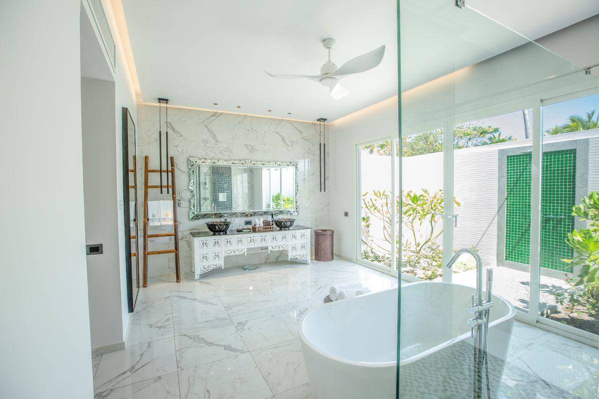 Emerald Maldives Resort & Spa, Malediven, Jacuzzi Beach Villa, Badezimmer mit freistehender Badewanne