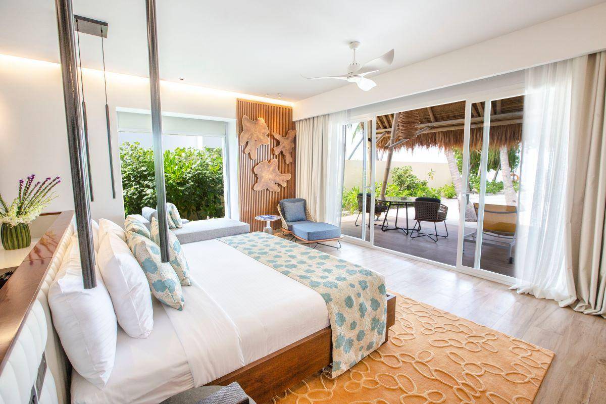Emerald Maldives Resort & Spa, Malediven, Jacuzzi Beach Villa, Schlafzimmer mit Ausgang zur Terrasse