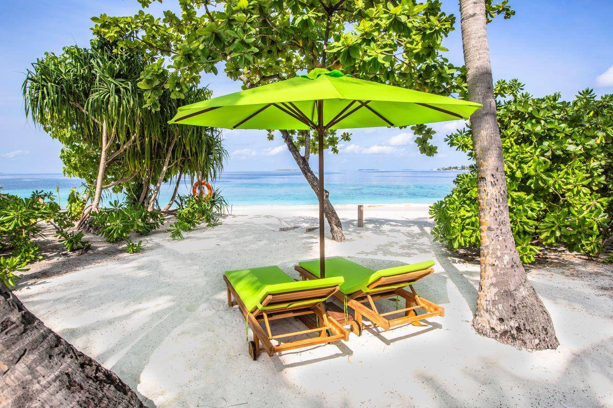 Emerald Maldives Resort & Spa, Malediven, Jacuzzi Beach Villa, Strand mit Liegestühlen
