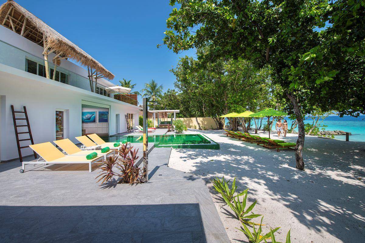 Emerald Maldives Resort & Spa, Malediven, Royal Beach Villa, Poolbereich und Terrasse