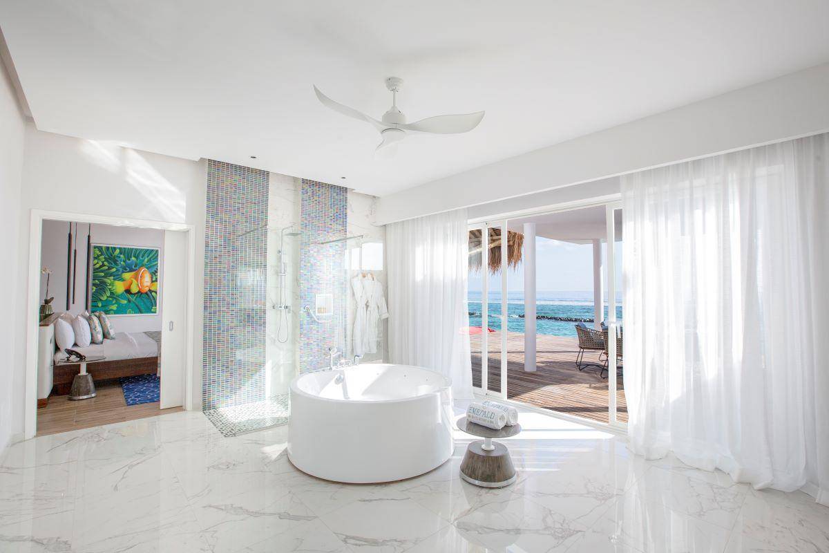 Emerald Maldives Resort & Spa, Malediven, Presidential Water Villa, Badezimmer mit Meerblick