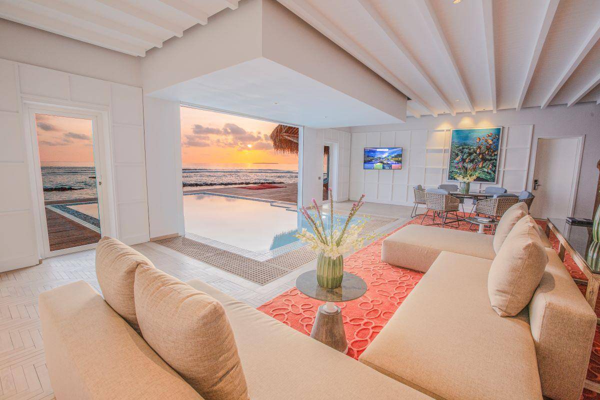 Emerald Maldives Resort & Spa, Malediven, Presidential Water Villa, Wohnbereich und Terrasse bei Sonnenuntergang