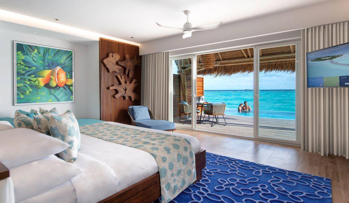 Emerald Maldives Resort & Spa, Malediven, Water Villa with Pool, Schlafzimmer mit Ausgang zur Terrasse