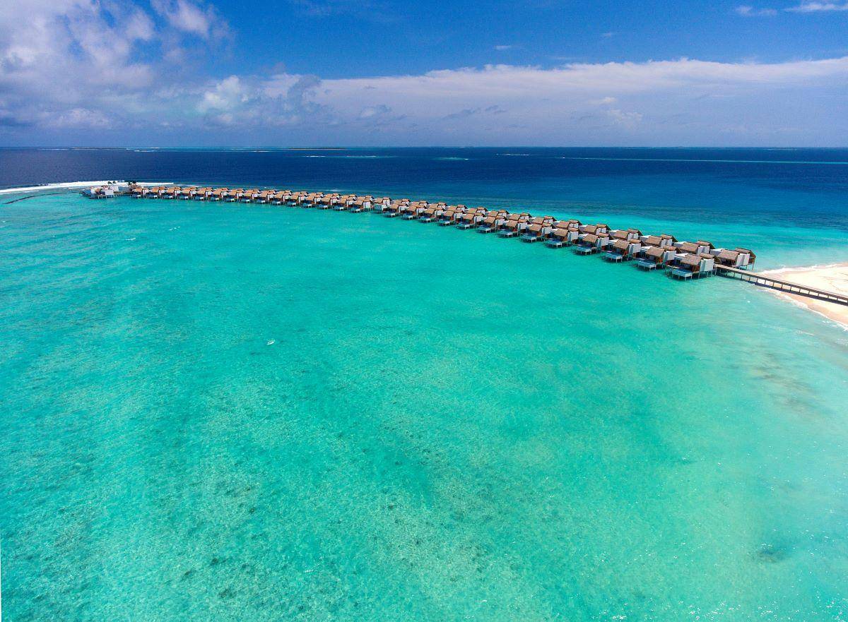 Emerald Maldives Resort & Spa, Malediven, Water Villa with Pool, Steg mit Wasservillen