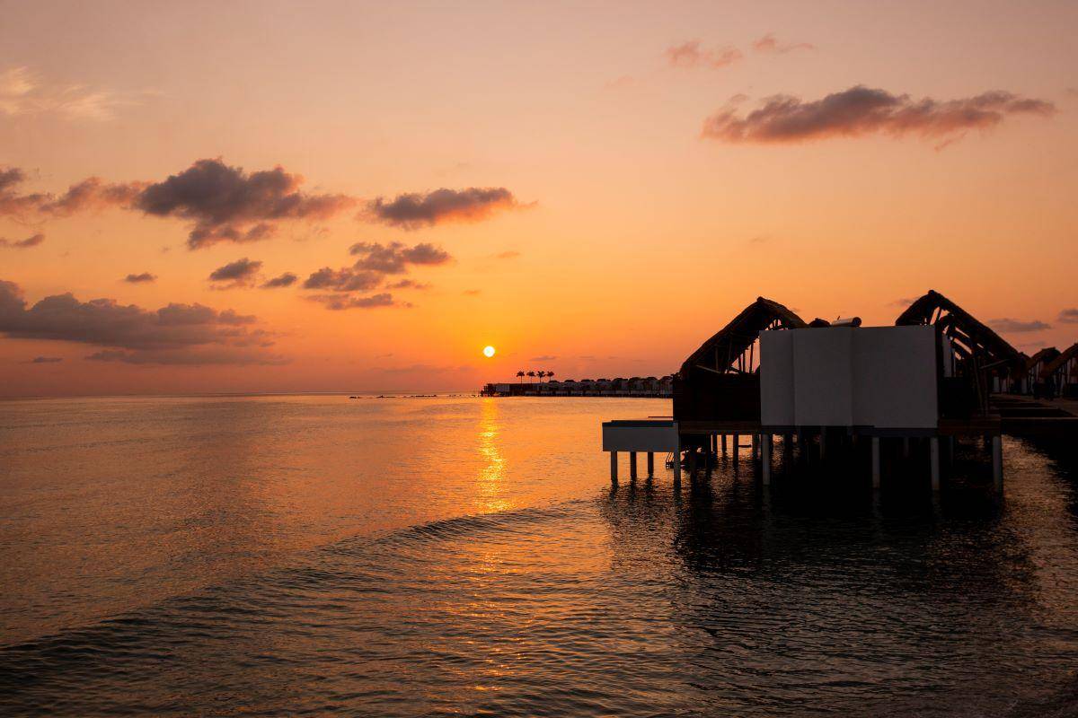 Emerald Maldives Resort & Spa, Malediven, Jacuzzi Water Villa, Wasservillen bei Sonnenuntergang