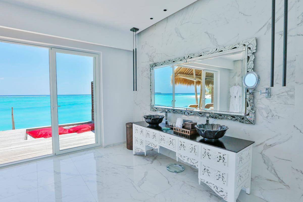 Emerald Maldives Resort & Spa, Malediven, Jacuzzi Water Villa, Badezimmer mit Waschbecken
