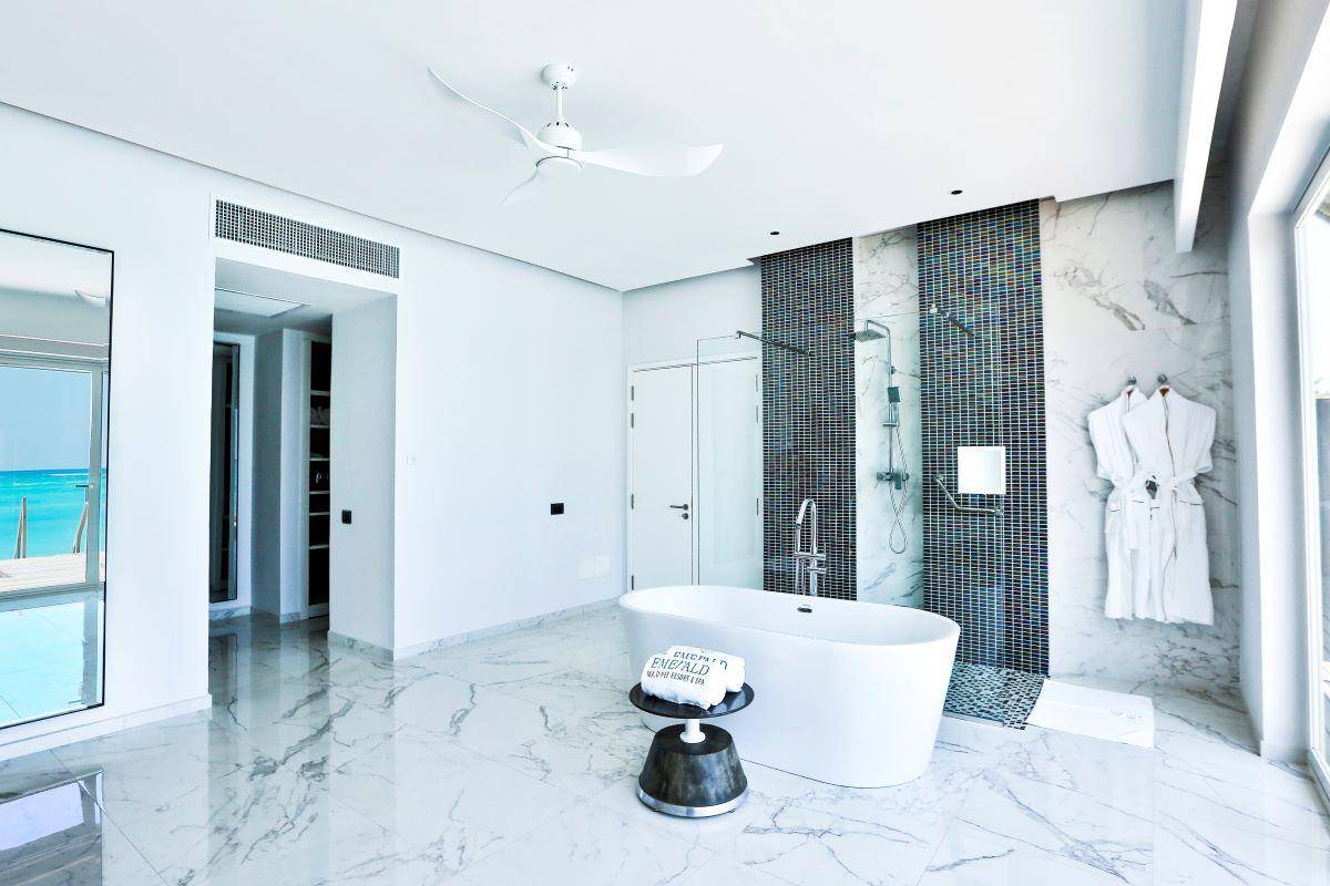 Emerald Maldives Resort & Spa, Malediven, Jacuzzi Water Villa, Badewanne und Dusche
