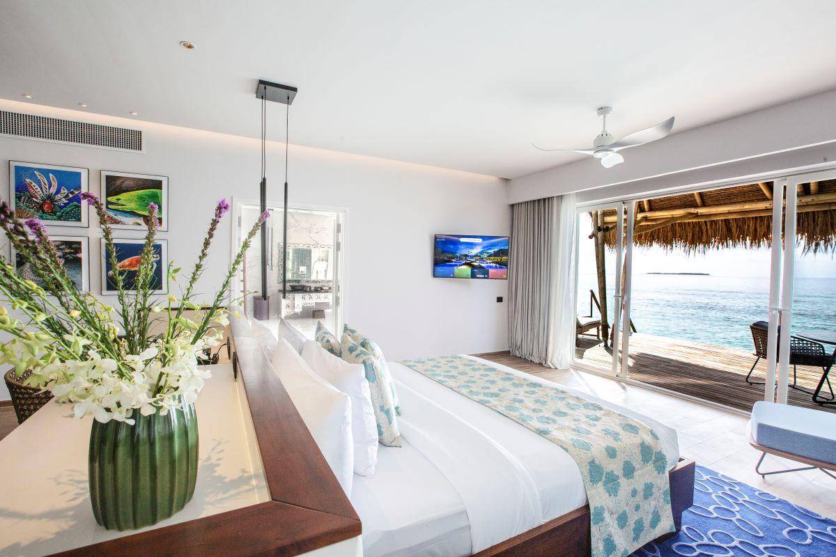 Emerald Maldives Resort & Spa, Malediven, Jacuzzi Water Villa, Schlafzimmer mit Ausgang zur Terrasse