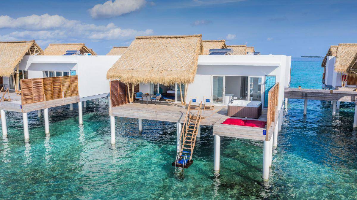 Emerald Maldives Resort & Spa, Malediven, Jacuzzi Water Villa, Terrasse mit Jacuzzi