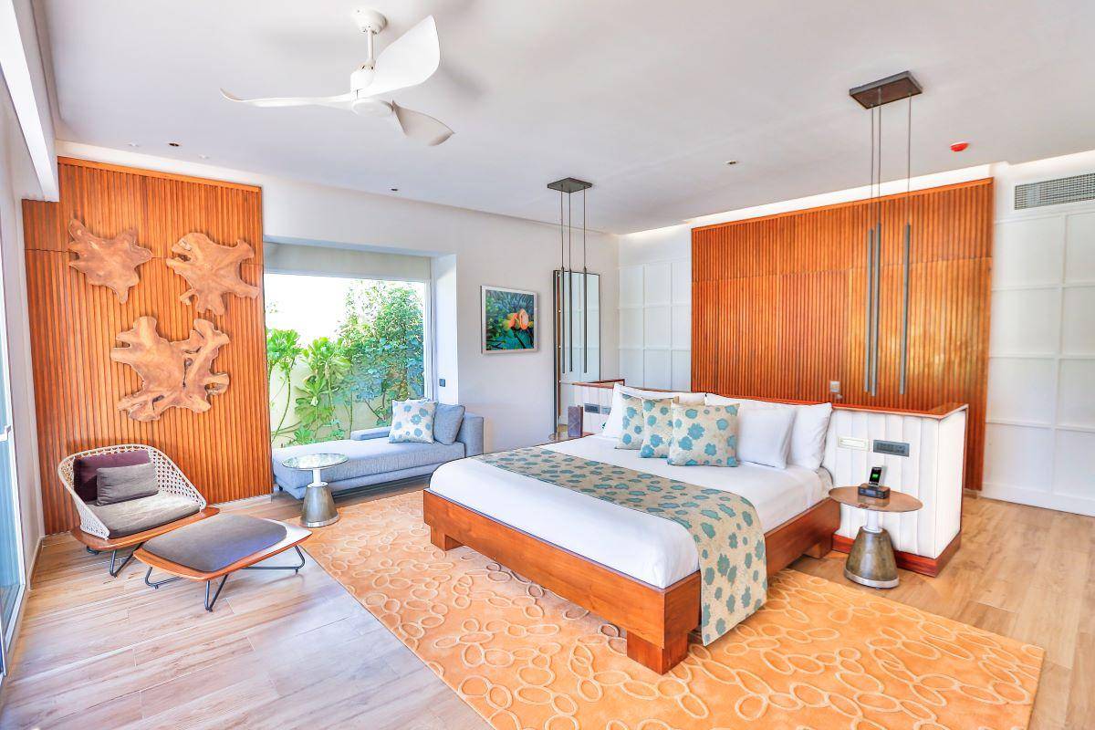 Emerald Maldives Resort & Spa, Malediven, Beach Villa,, Schlafzimmer mit Sofa und Sessel