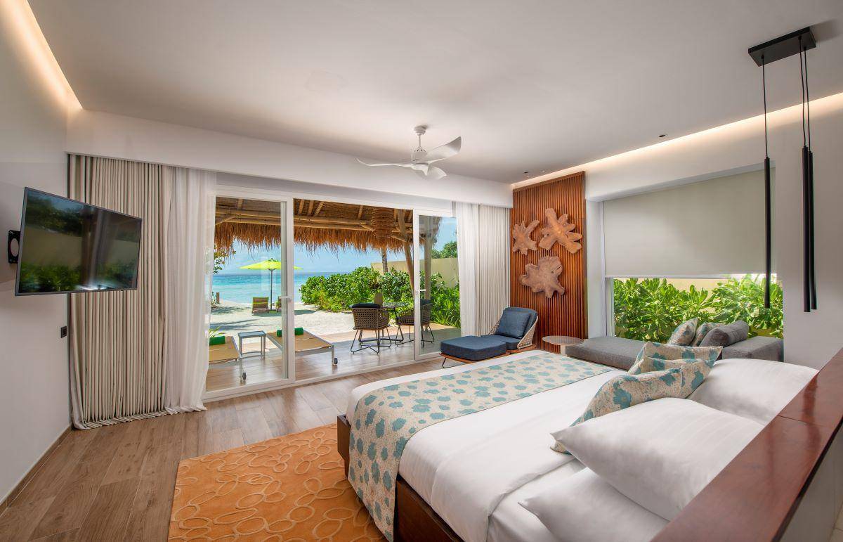 Emerald Maldives Resort & Spa, Malediven, Beach Villa, Schlafzimmer mit Ausgang zur Terrasse
