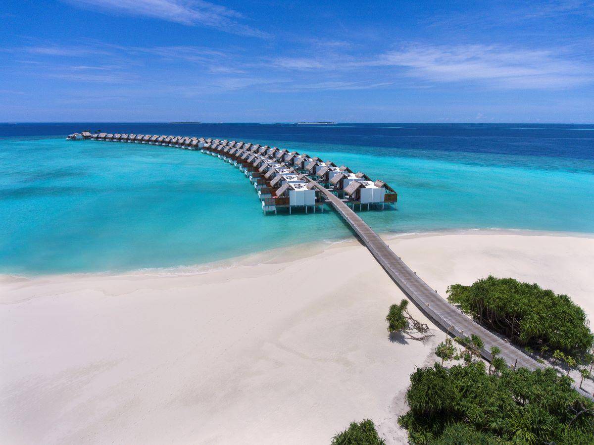 Emerald Maldives Resort & Spa, Malediven, Water Villa, Steg mit Wasservillen