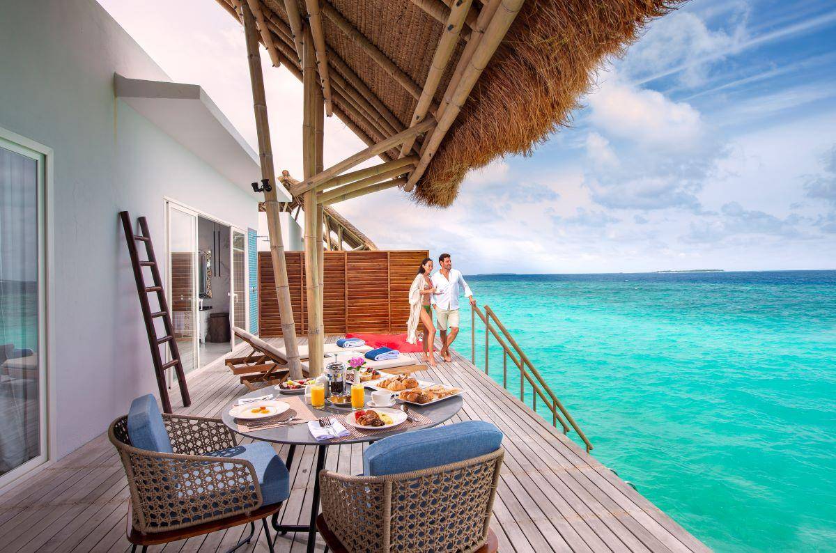 Emerald Maldives Resort & Spa, Malediven, Water Villa, Terrasse mit Frühstückstisch