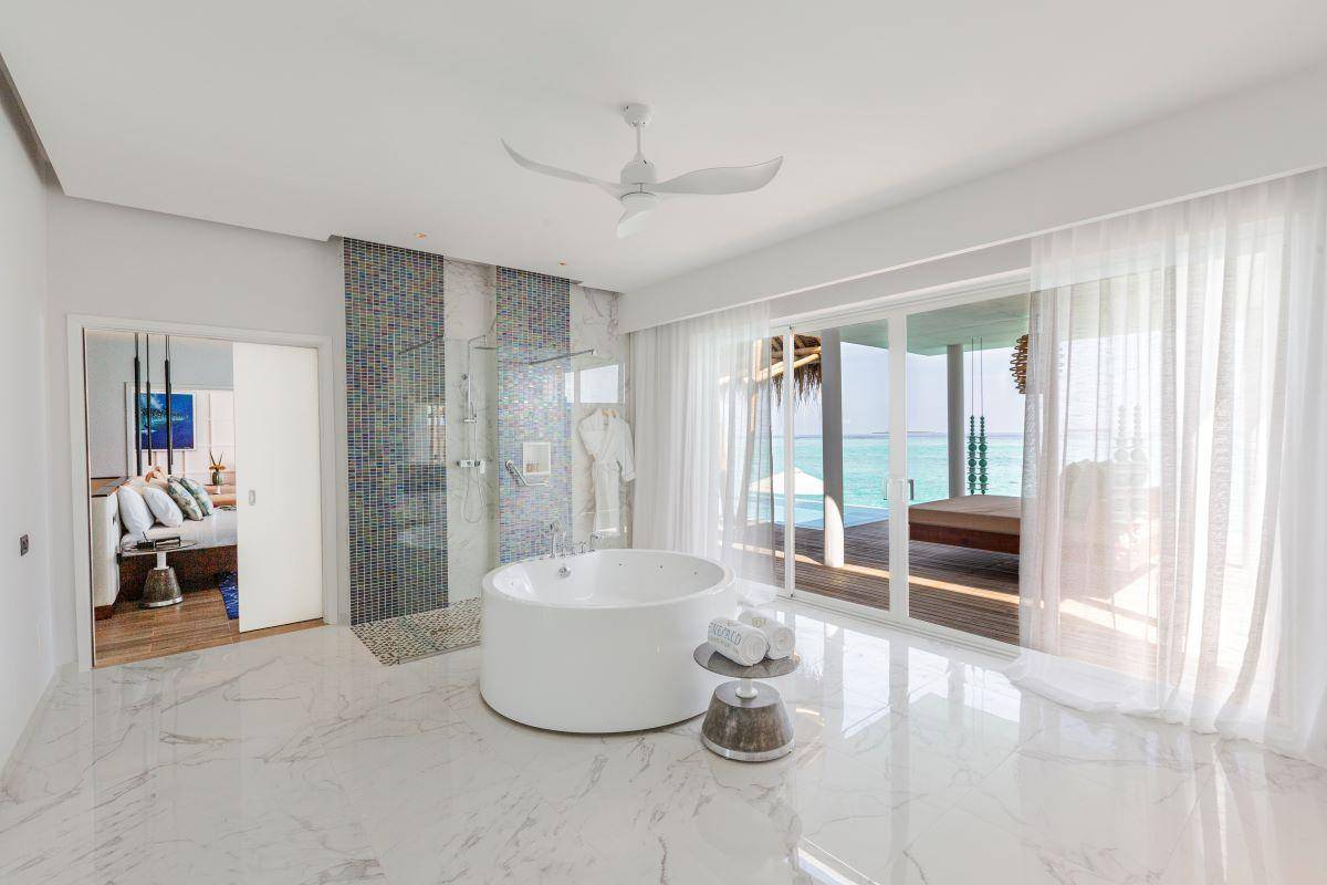 Emerlad Maldives Resort & Spa, Malediven, Superior Water Villa with Pool, Badezimmer mit Jacuzzi