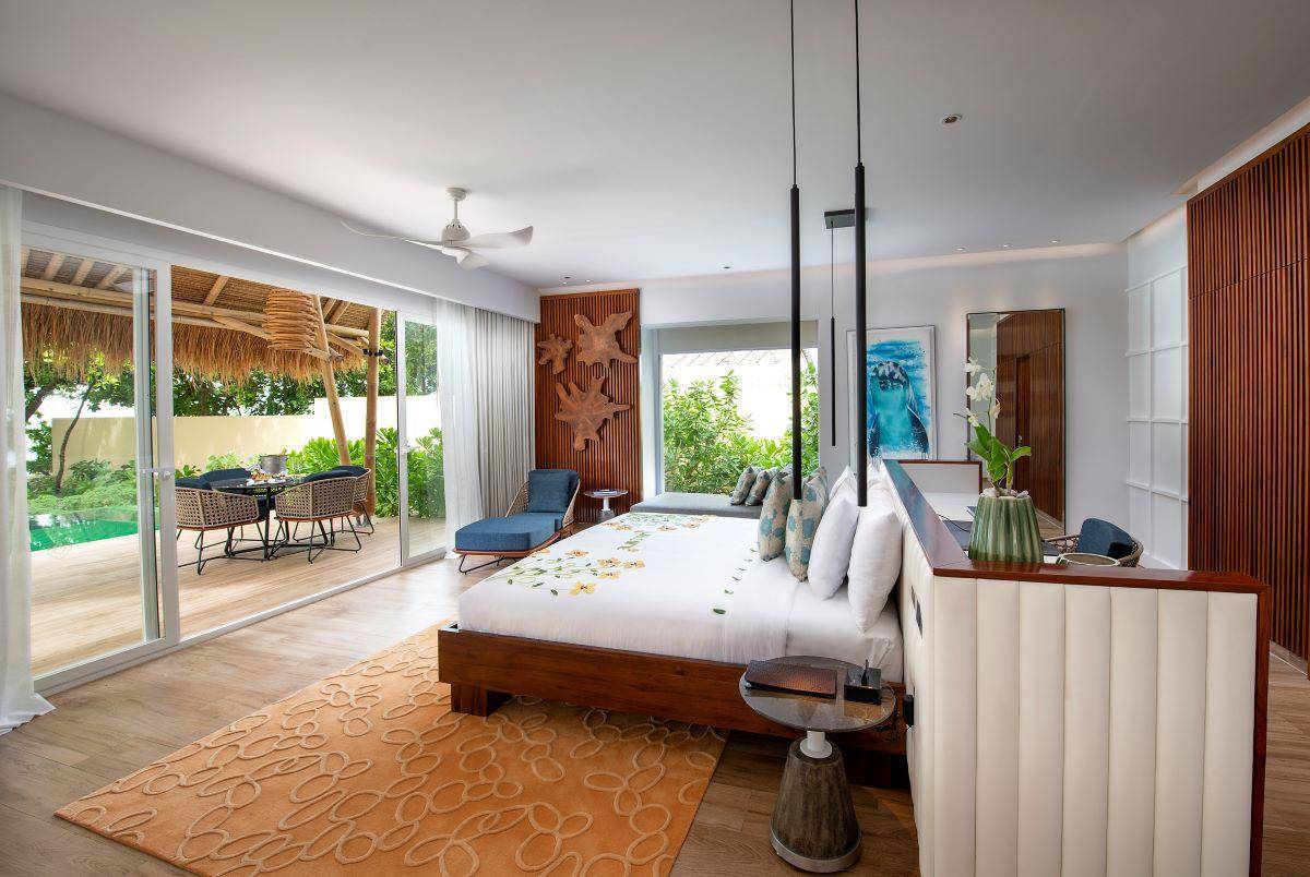 Emerald Maldives Resort & Spa, Malediven,  Marina Beach Villa with Pool, Schlafzimmer mit Ausgang zur Terrasse