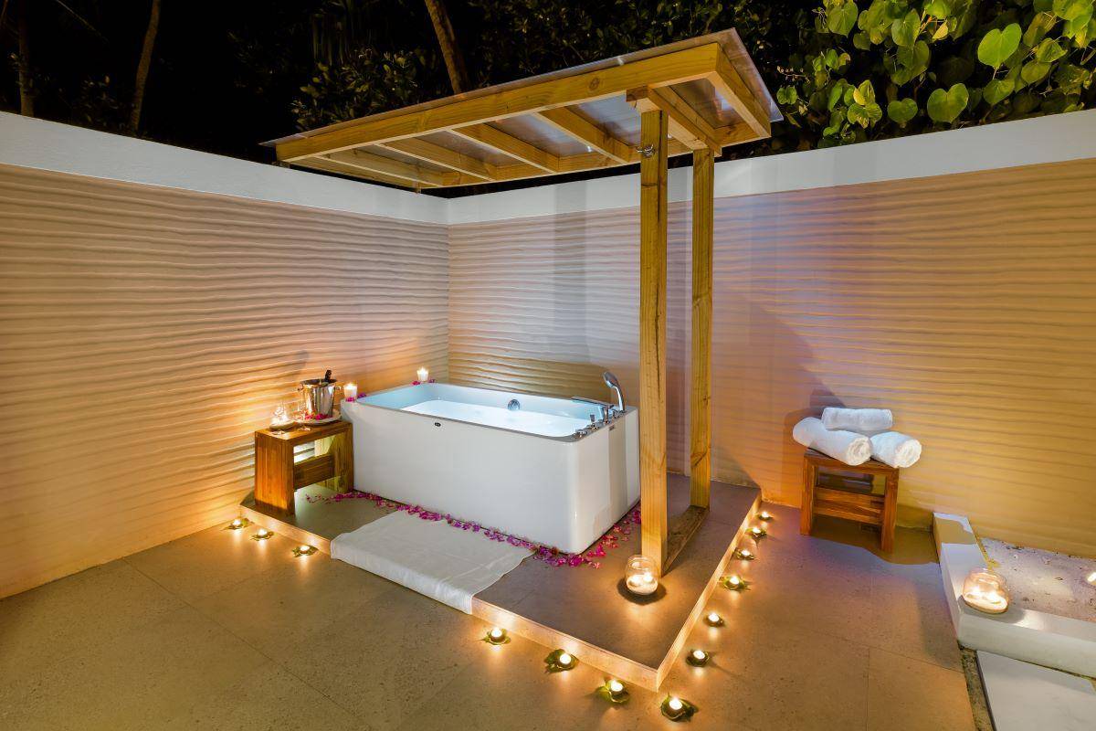 Kudafushi Resort & Spa, Malediven, Beach Villa, freistehende Badewanne bei Kerzenschein