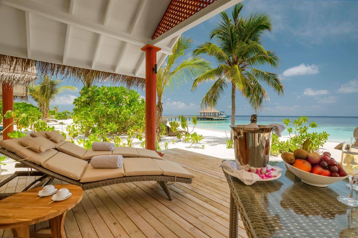 Kudafushi Resort & Spa, Malediven, Beach Villa, Terrasse und Strand