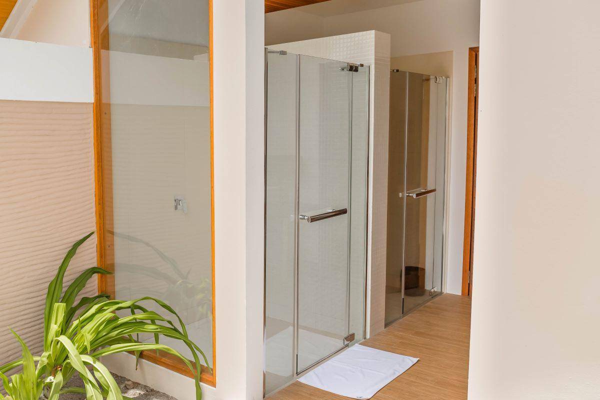 Kudafushi Resort & Spa, Malediven, Beach Villa with Pool, Duschkabinen