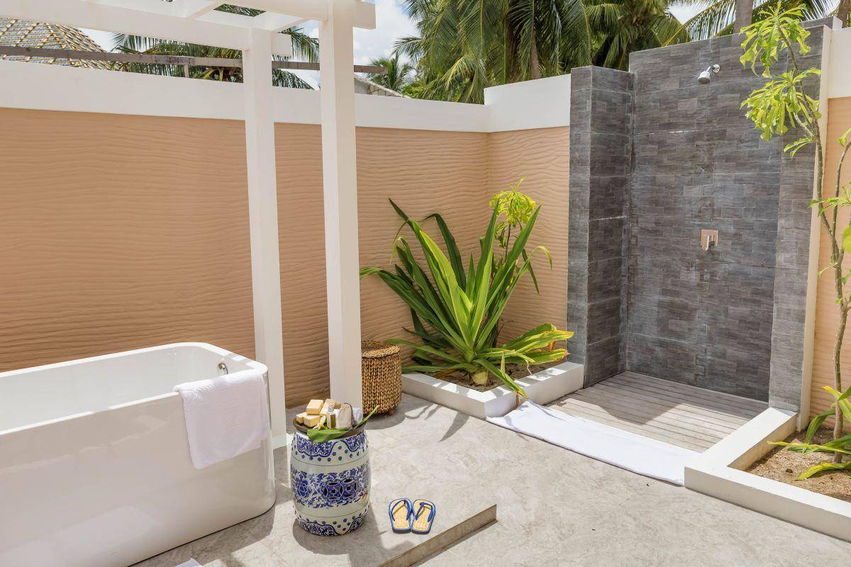 Kudafushi Resort & Spa, Malediven, Beach Villa with Pool, halboffenes Badezimmer mit Außendusche und Badewanne