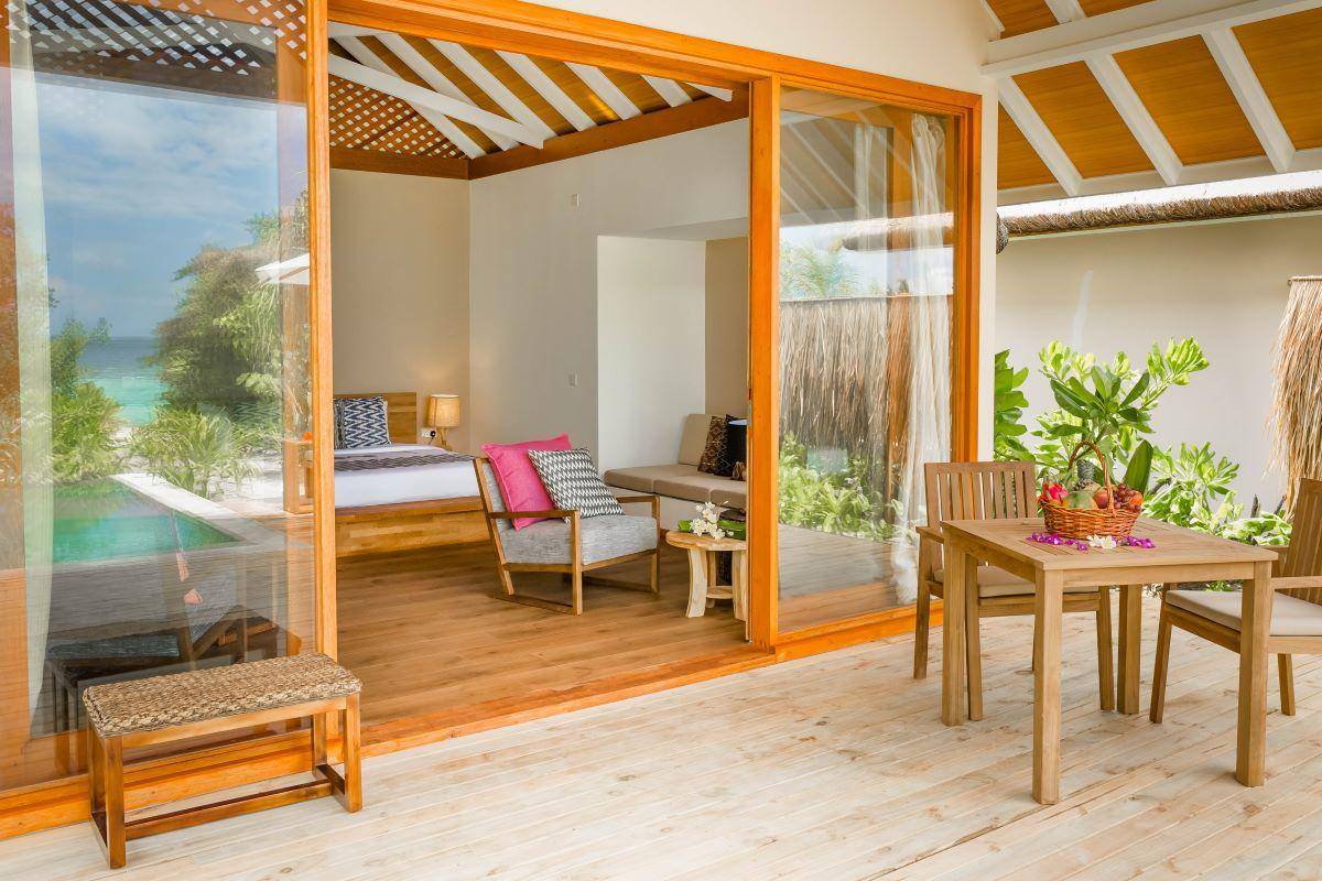 Kudafushi Resort & Spa, Malediven, Beach Villa with Pool, Schlafzimmer mit Ausgang zur Terrasse