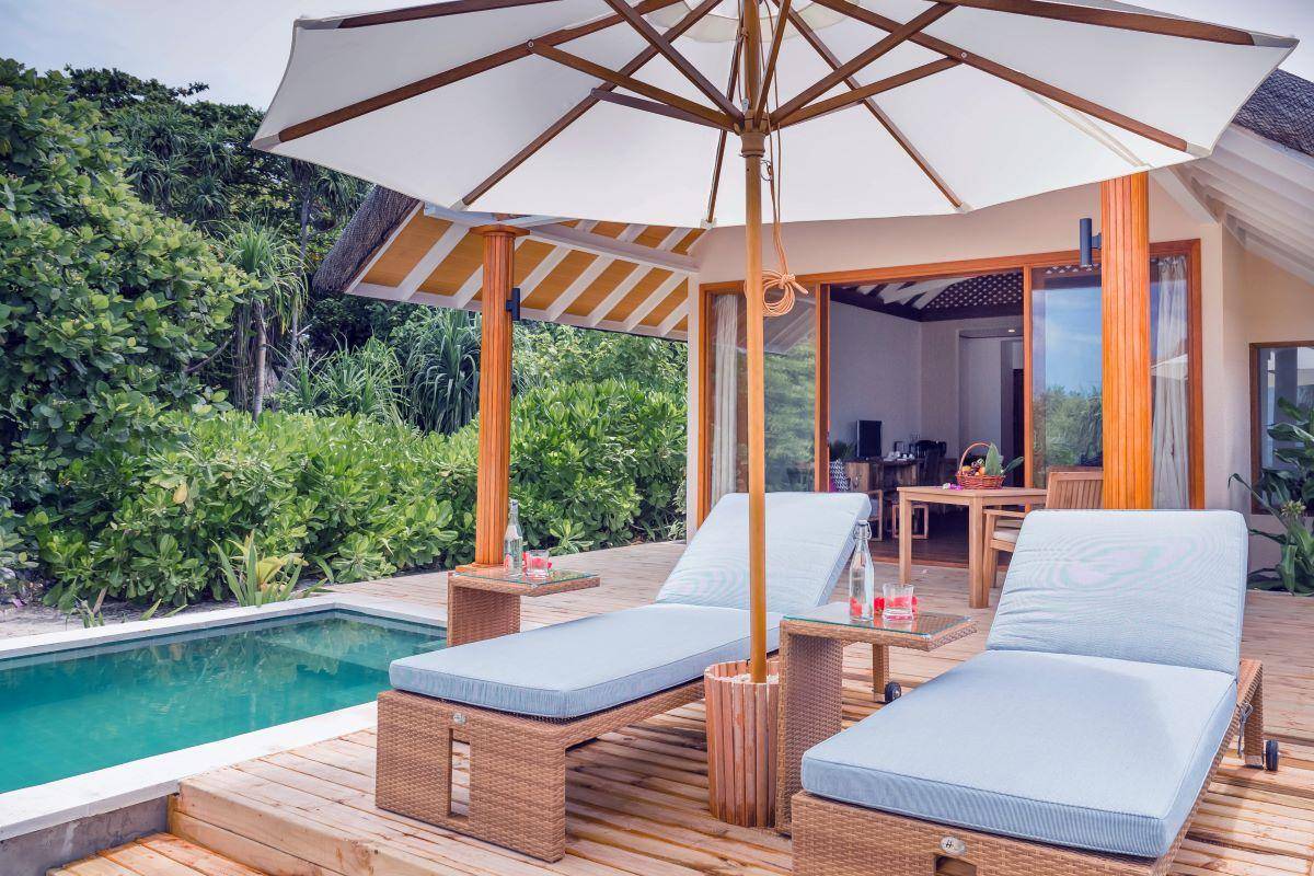 Kudafushi Resort & Spa, Malediven, Beach Villa with Pool, Liegestühle
