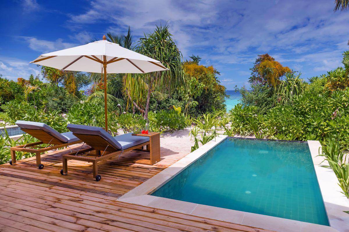 Kudafushi Resort & Spa, Malediven, Beach Villa with Pool, Pool mit Liegestühlen