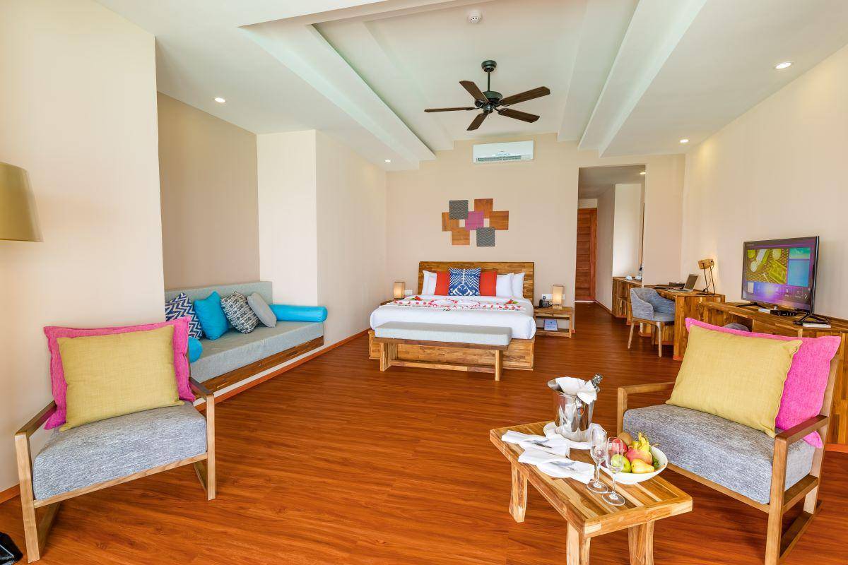 Kudafushi Resort & Spa, Malediven, Water Villa, Schlafzimmer mit Sitzecke