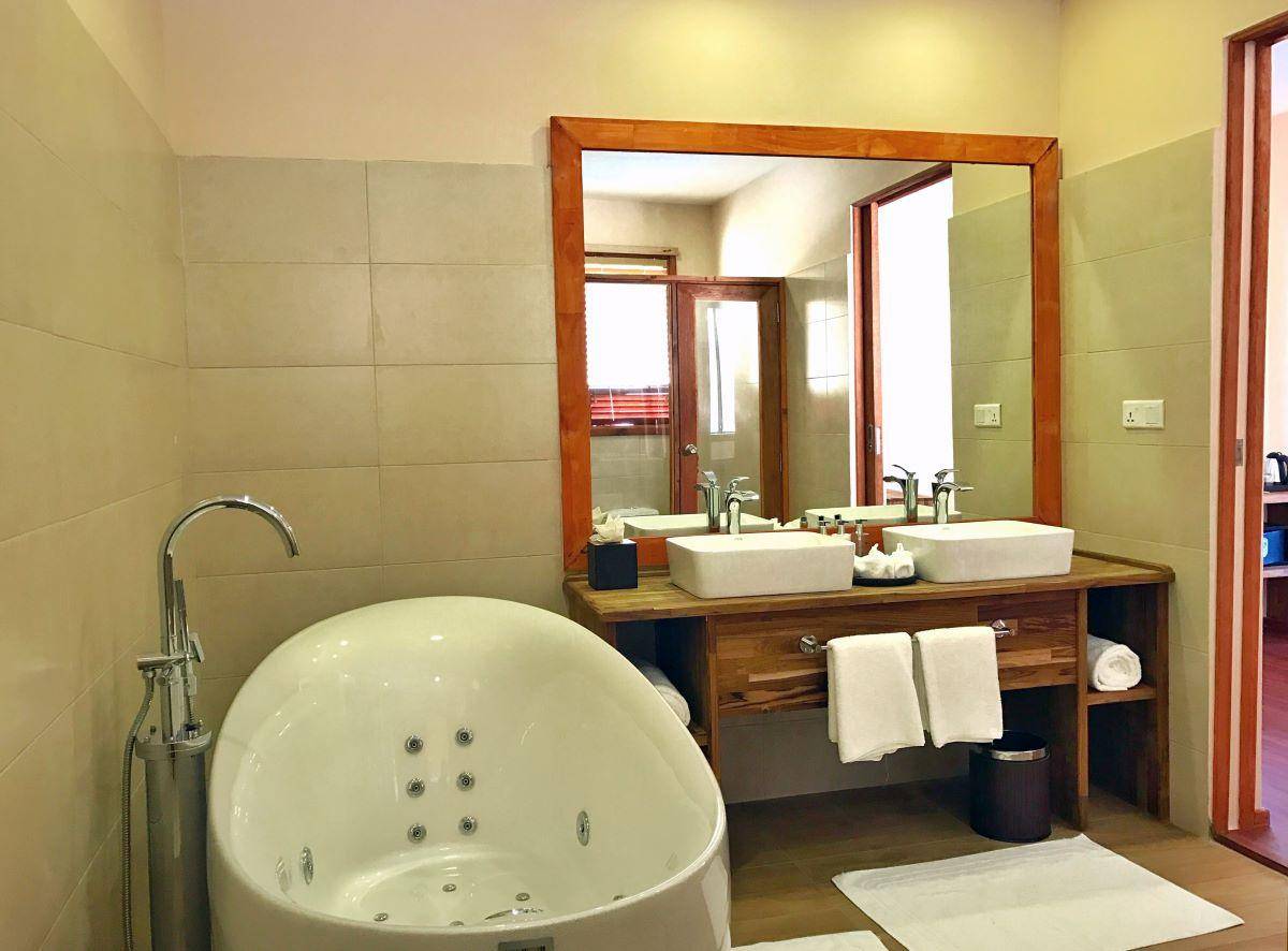 Kudafushi Resort & Spa, Malediven, Water Villa, Badezimmer mit Jacuzzi
