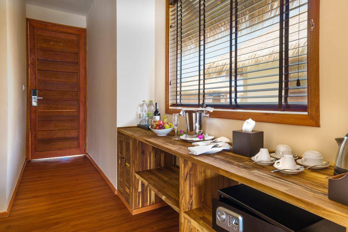 Kudafushi Resort & Spa, Malediven, Water Villa, Sideboard mit Getränken
