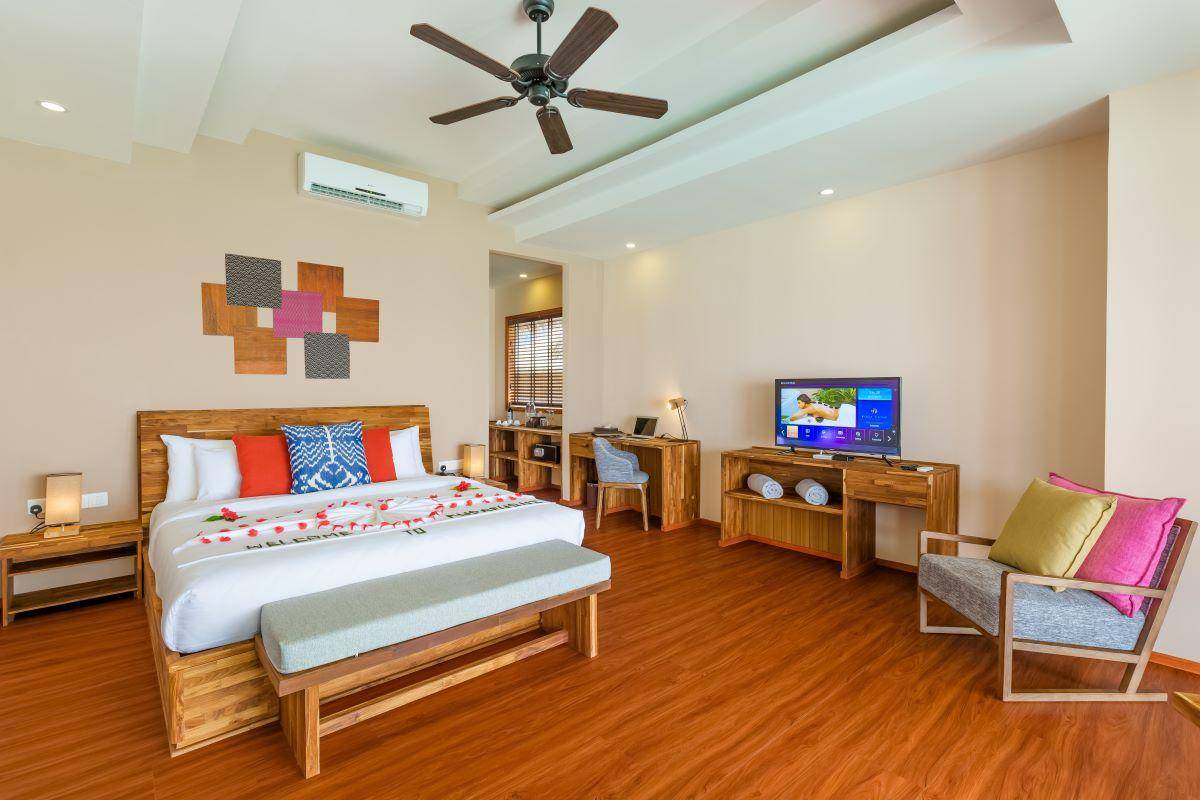 Kudafushi Resort & Spa, Malediven, Water Villa with Pool, Schlafzimmer mit TV