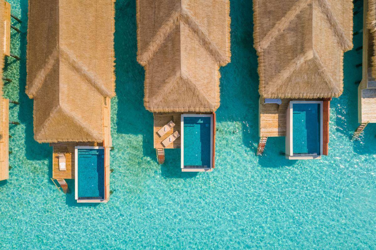 Kudafushi Resort & Spa, Malediven, Water Villa with Pool, Wasservillen von oben