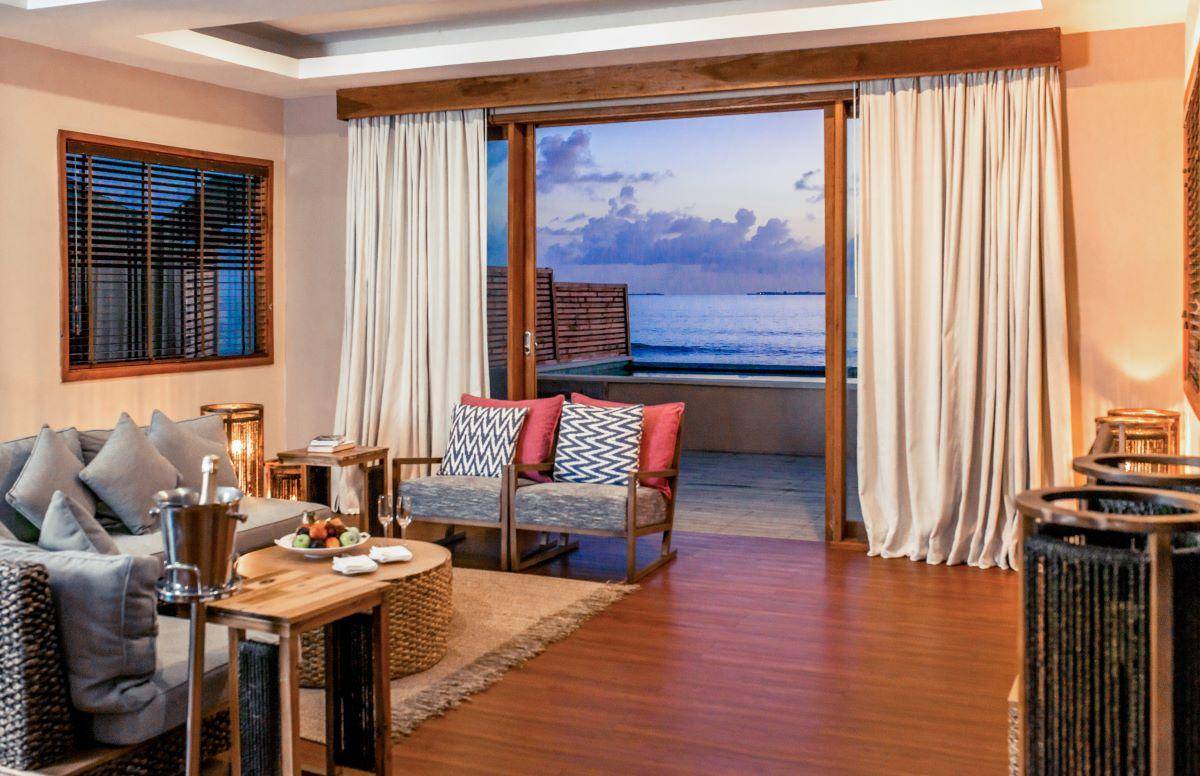 Kudafushi Resort & Spa, Malediven, Presidential Suite, Wohnbereich mit Ausgang zur Terrasse mit Pool