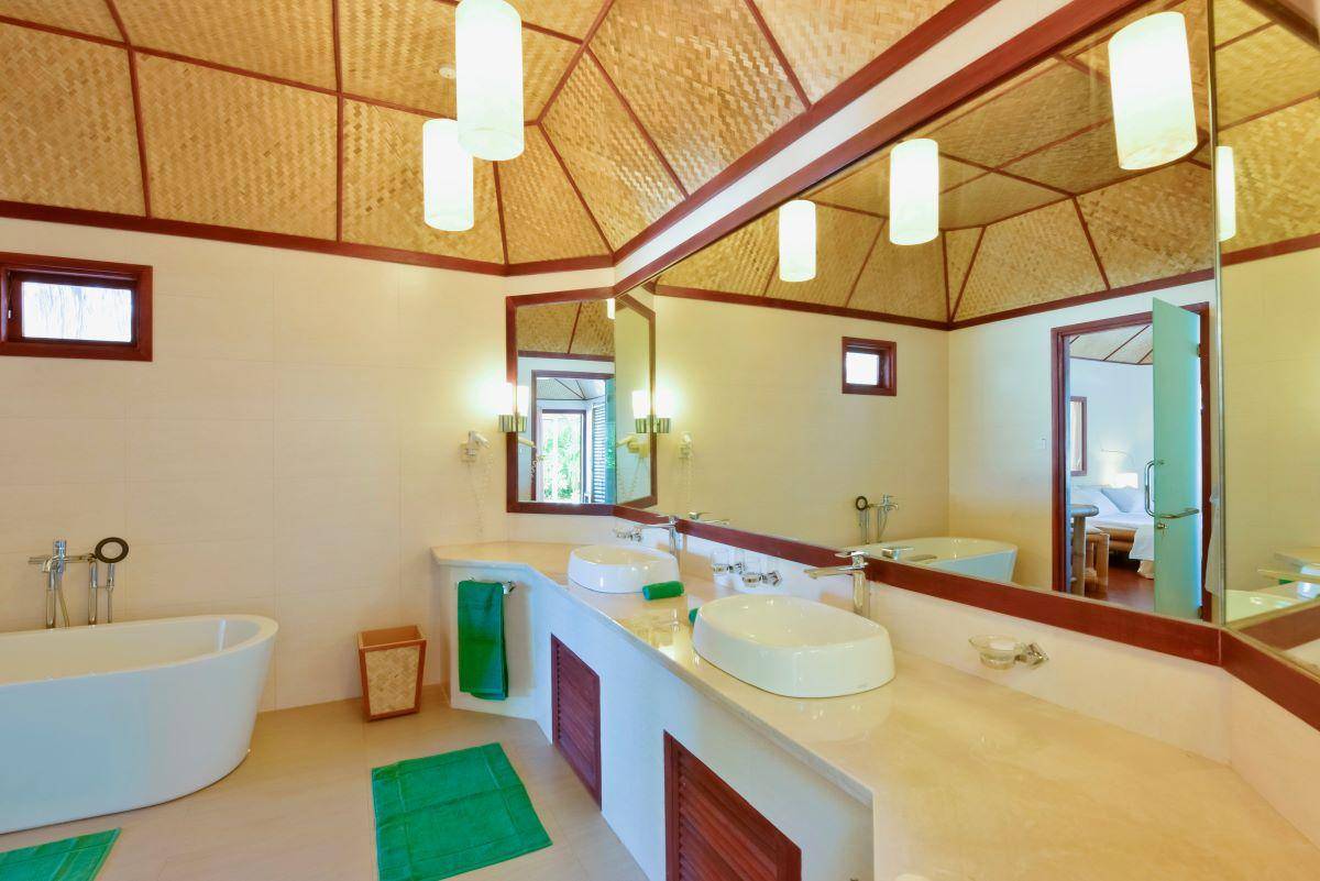 Thulhagiri Island Resort & Spa, Malediven, Standard Deluxe Beach Bungalow, Badezimmer mit freistehender Badewanne