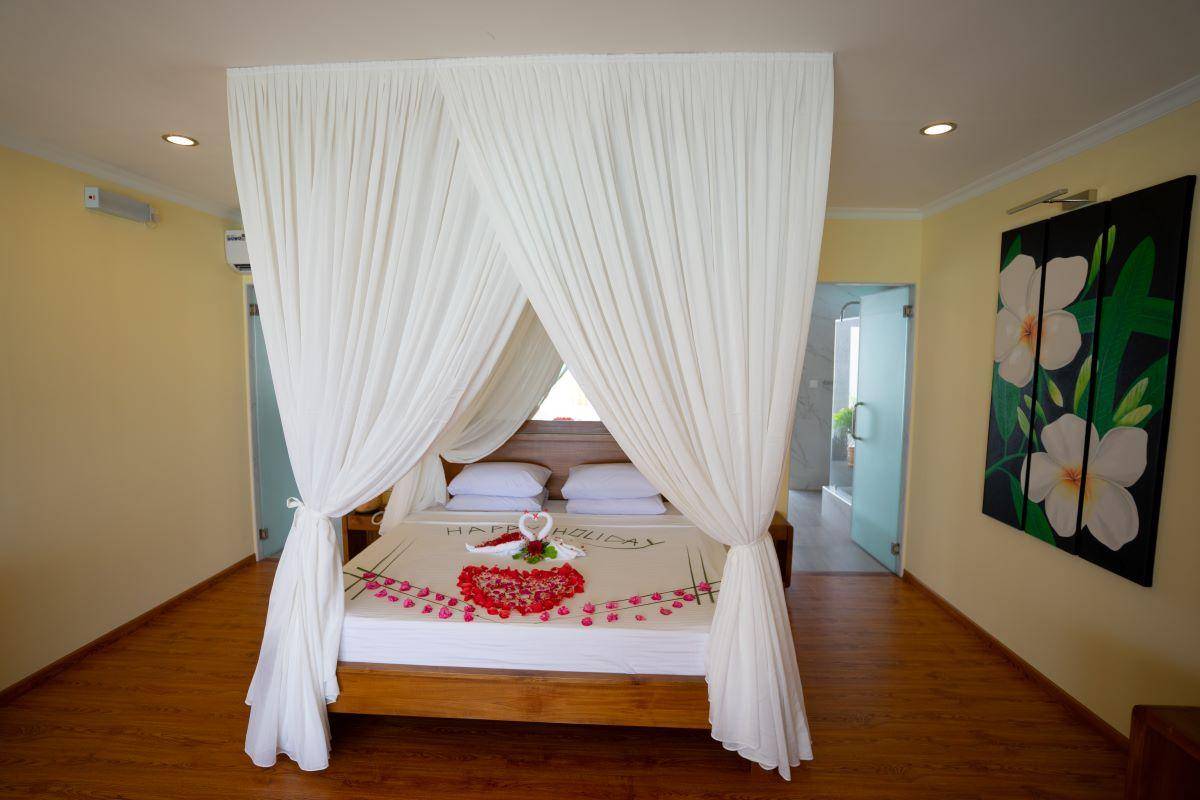 Thulhagiri Island Resort & Spa, Malediven, Water Bungalow, Schlafzimmer