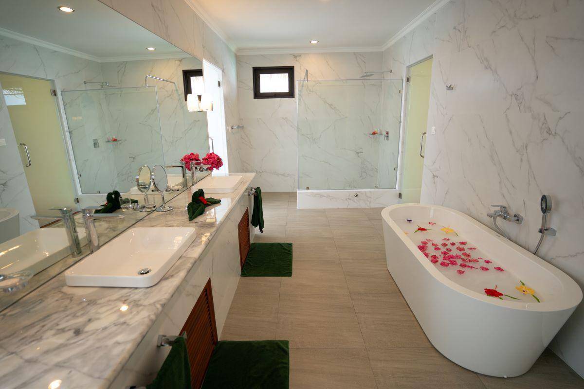 Thulhagiri Island Resort & Spa, Malediven, Superior Water Bungalow, Badezimmer