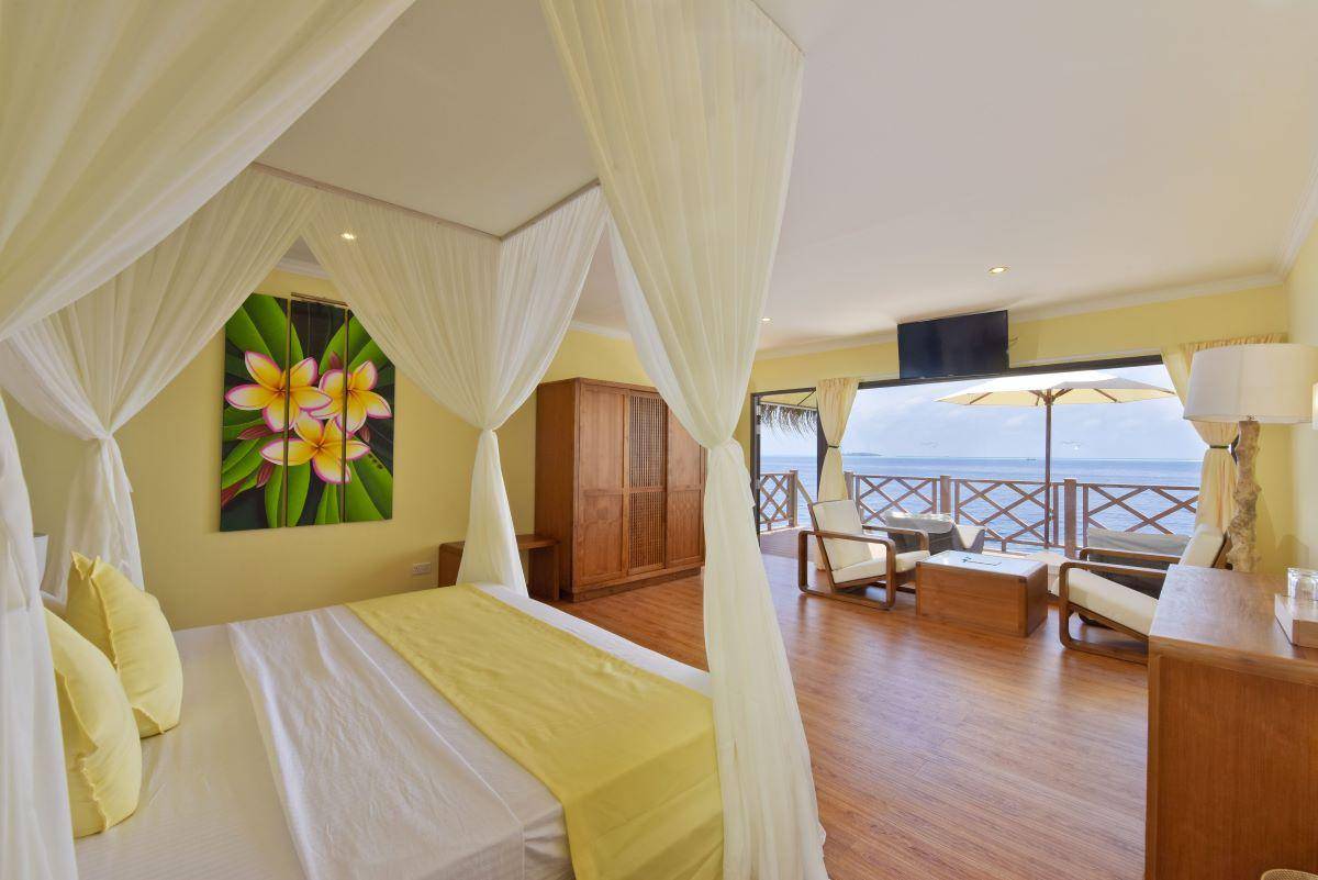 Thulhagiri Island Resort & Spa, Malediven, Superior Water Bungalow, Schlafzimmer mit Ausgang zur Terrasse