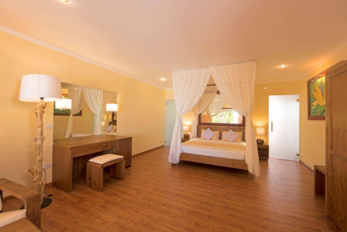 Thulhagiri Island Resort & Spa, Malediven, Superior Water Bungalow, Schlafzimmer mit Himmelbett
