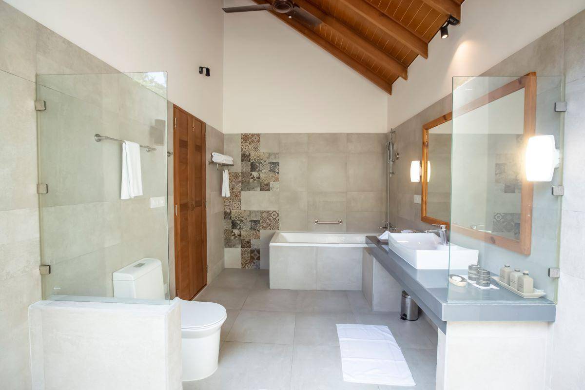 Reethi Faru Resort, Malediven, Deluxe Beach Villa, Badezimmer