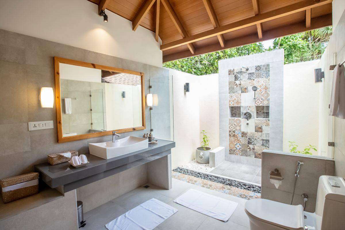 Reethi Faru Resort, Malediven, Deluxe Beach Villa, halboffenes Badezimmer mit Außendusche