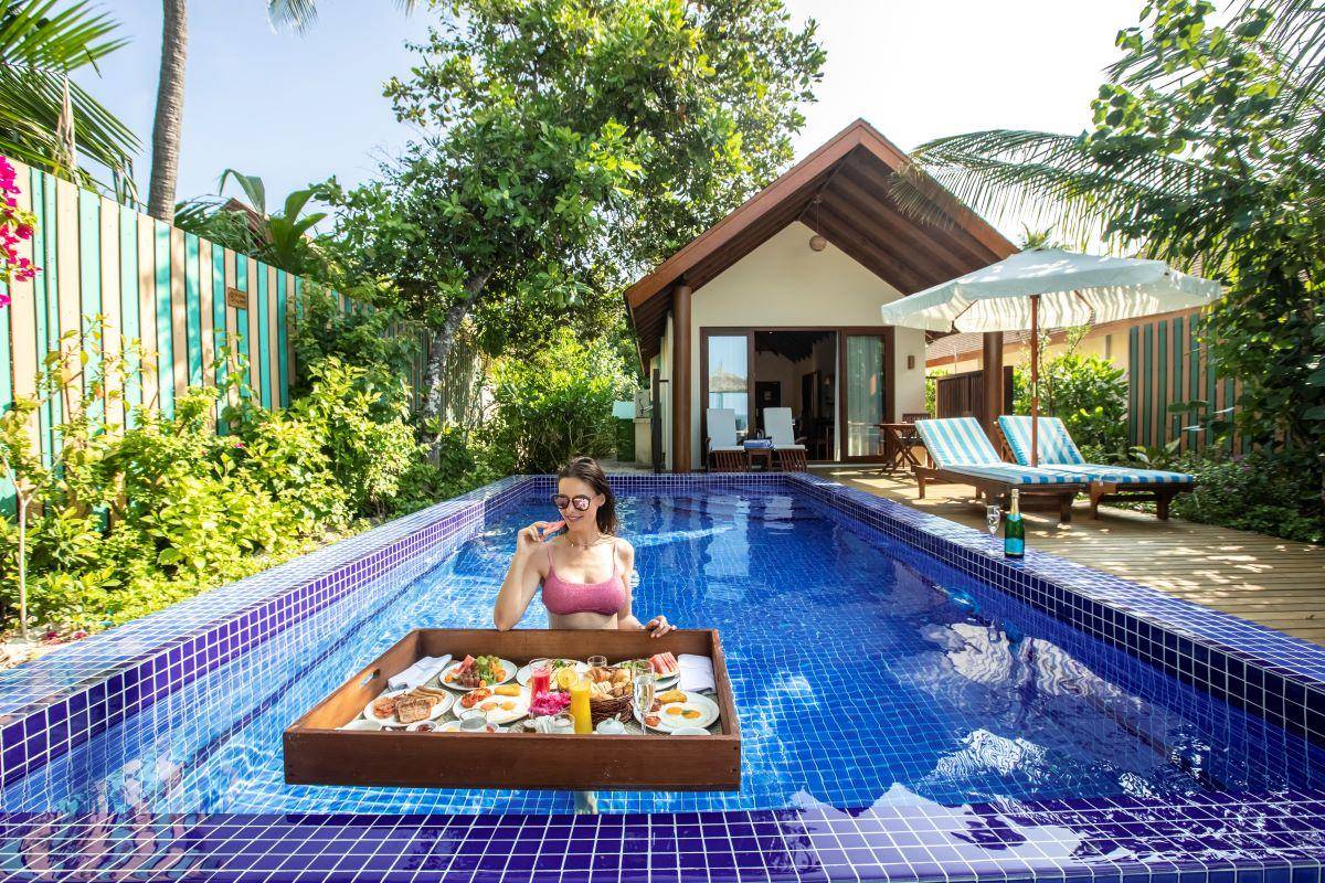 Reethi Faru Resort, Malediven, Deluxe Beach Pool Villa, schwimmendes Frühstück