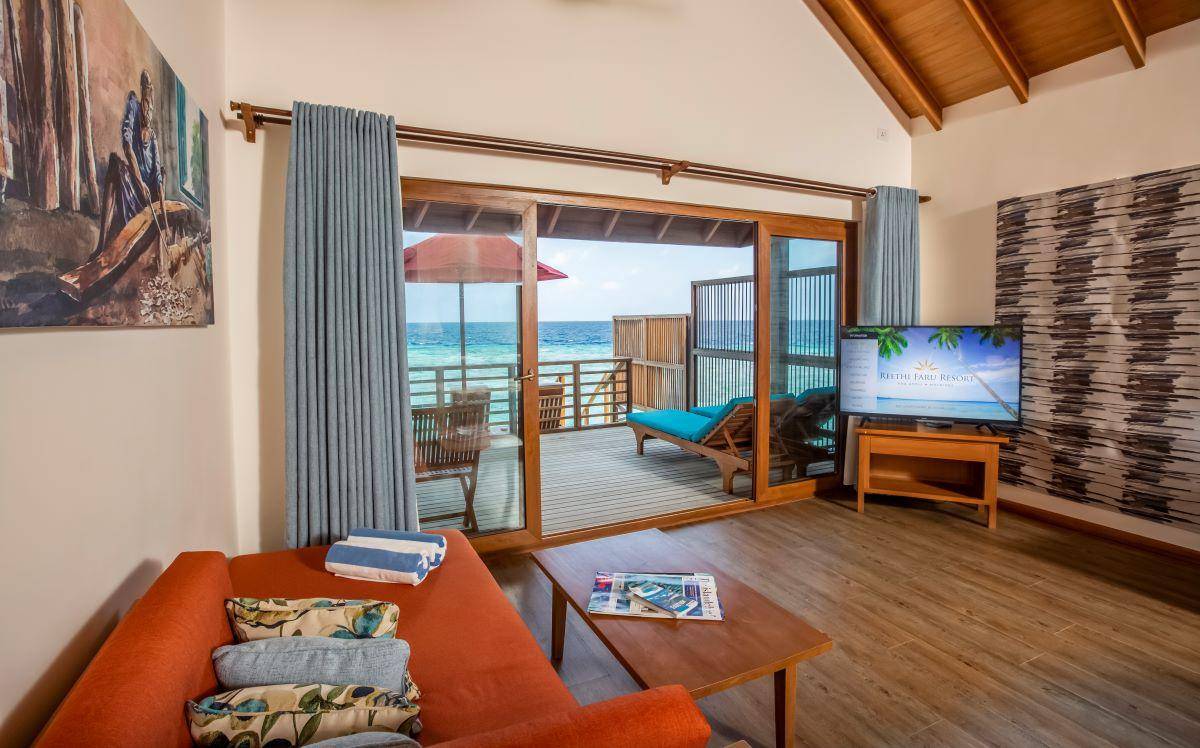 Reethi Faru Resort, Malediven, Water Villa, Sitzecke