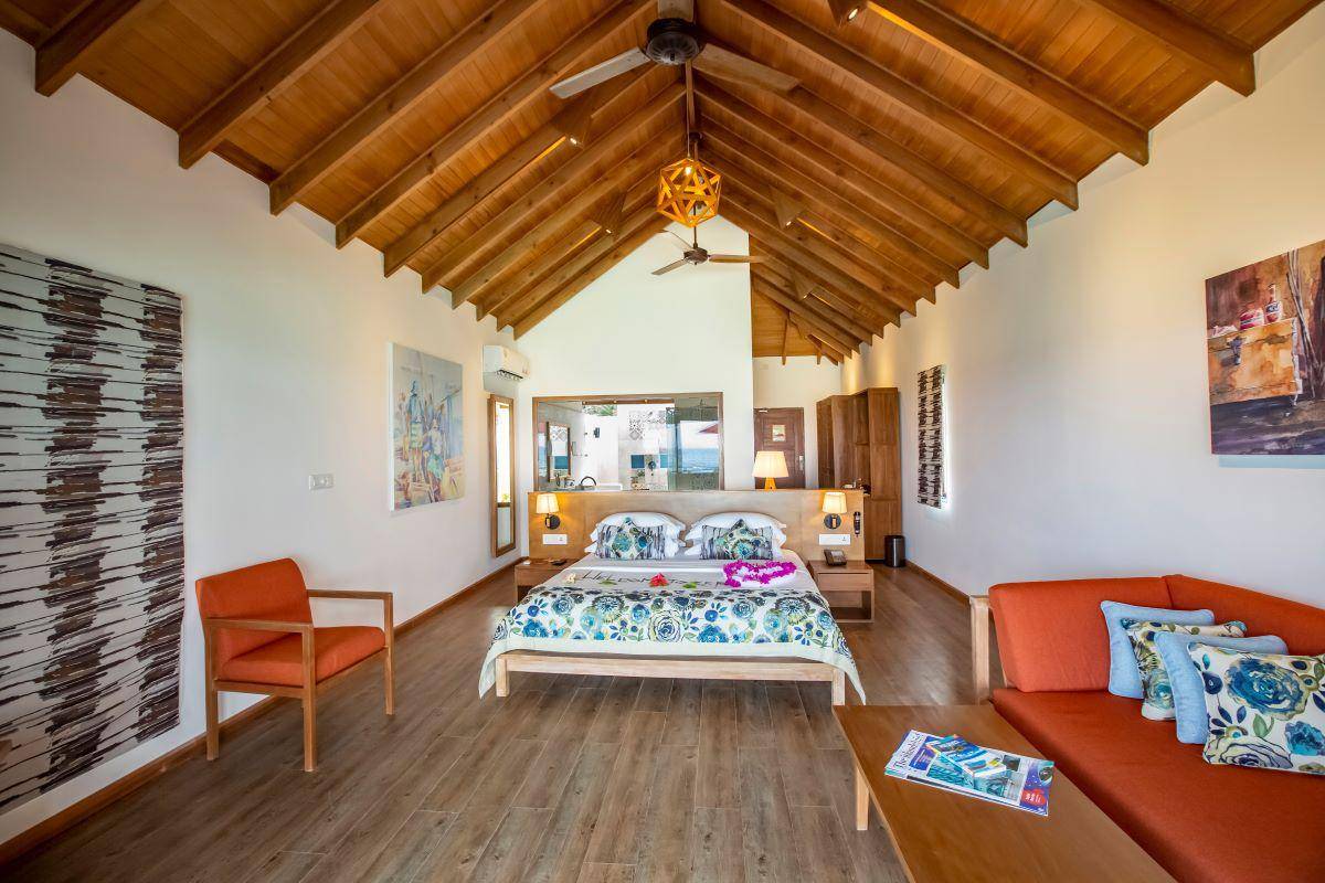 Reethi Faru Resort, Malediven, Water Villa,  Schlafzimmer