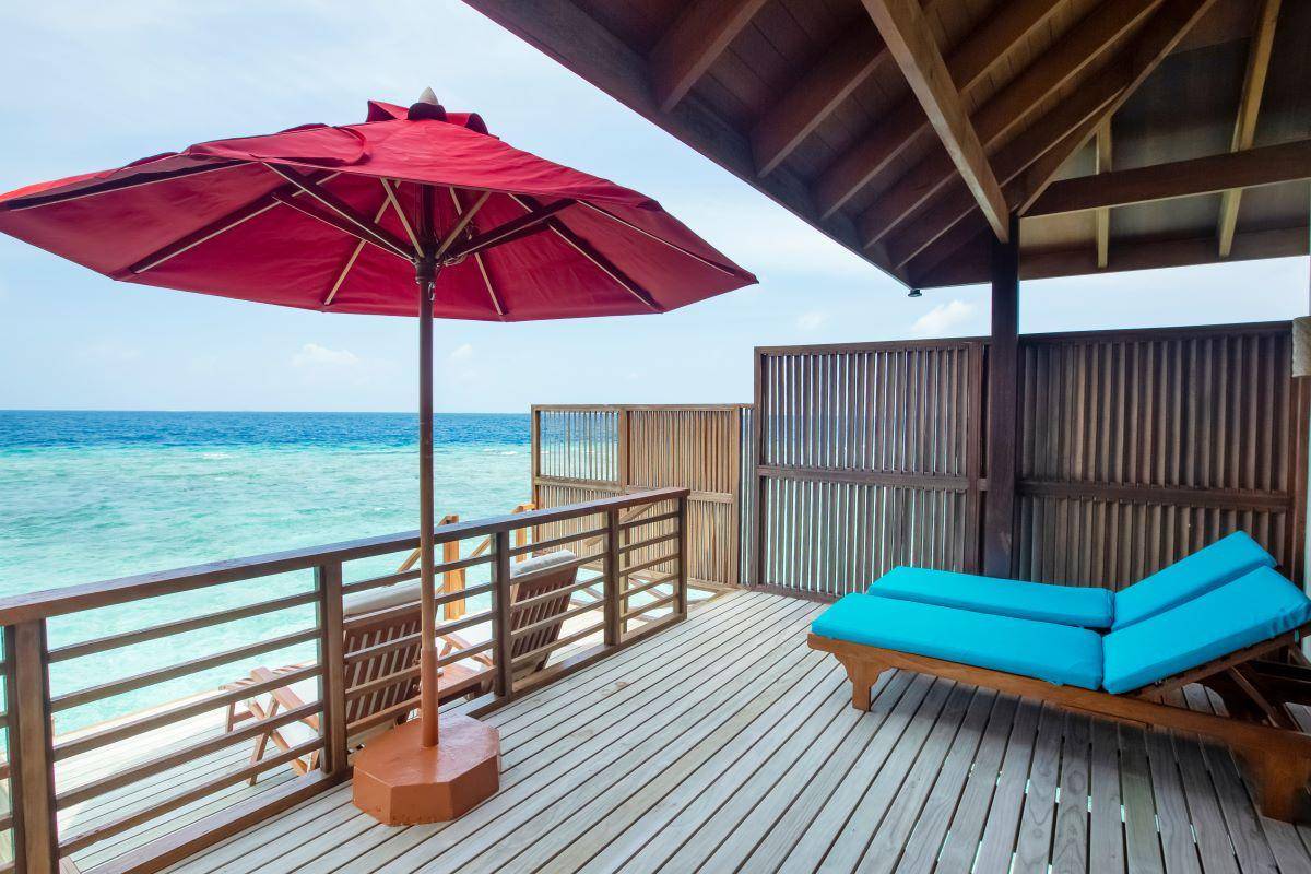 Reethi Faru Resort, Malediven, Water Villa,  Terrasse mit Liegestühlen